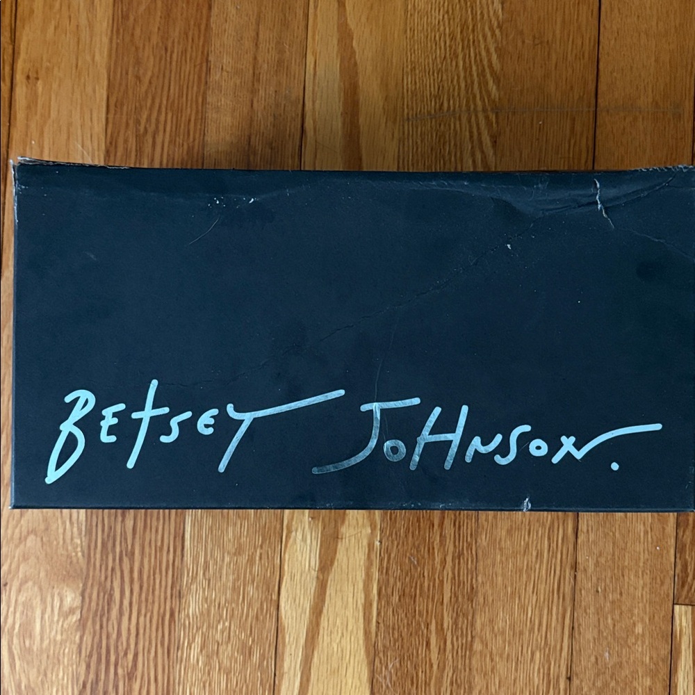 Betsey Johnson Gold Embellished Flats 6.5 - Picture 8 of 8